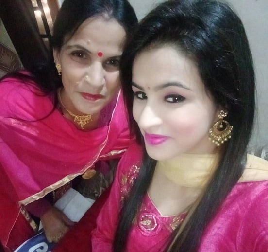 nisha dhaundiyal mother
