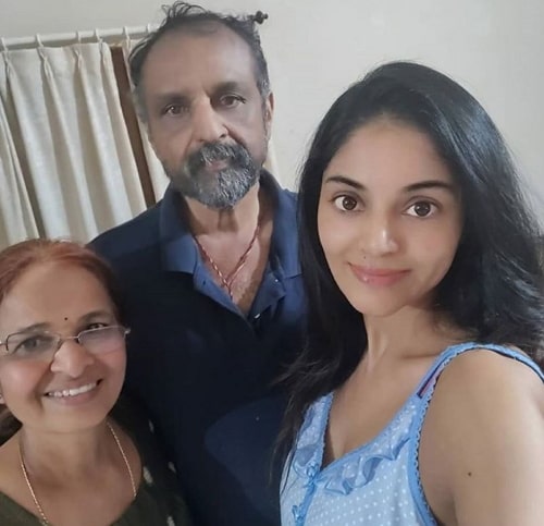 sanam shetty family