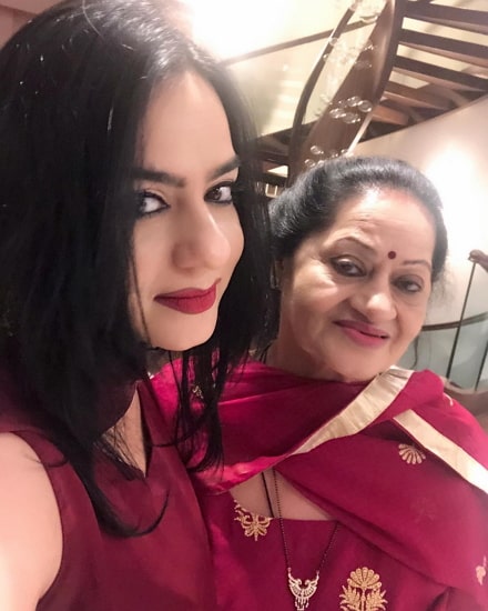 neelam devgan mother