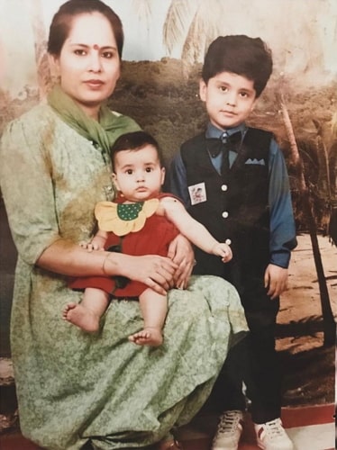 rashi khanna childhood photo