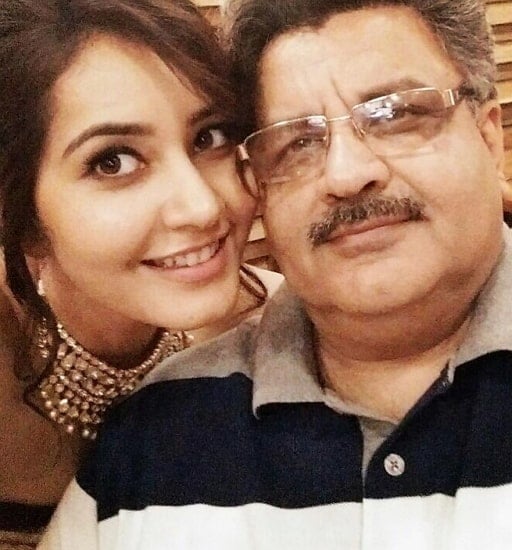 rashi khanna father