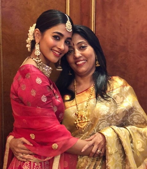 pooja hegde mother