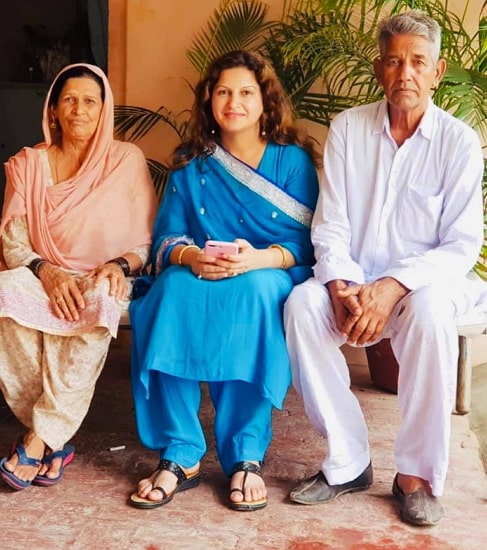 sonali phogat parents