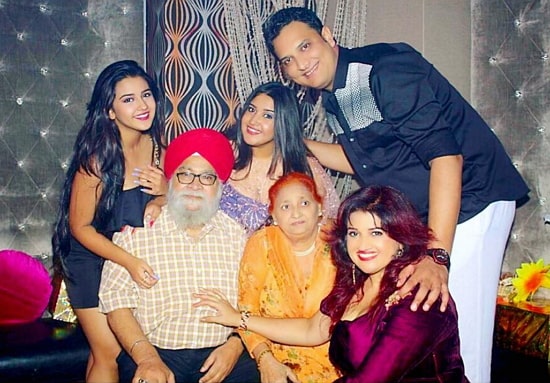 roshni walia family