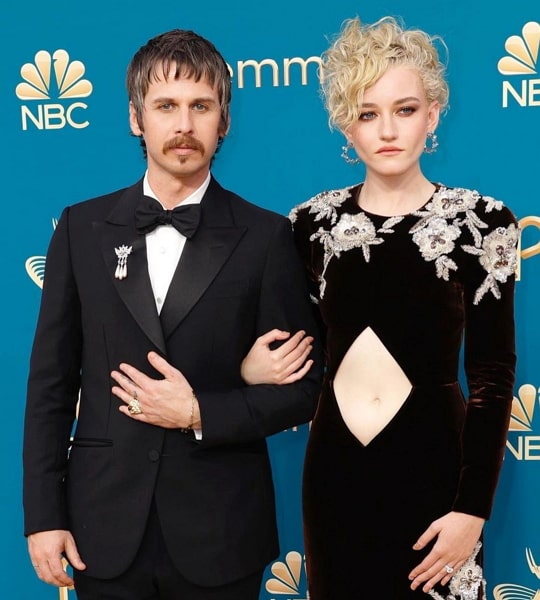 julia garner husband