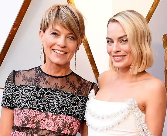 margot robbie mother