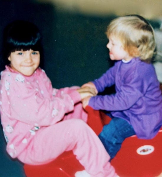marie avgeropoulos childhood pic sister