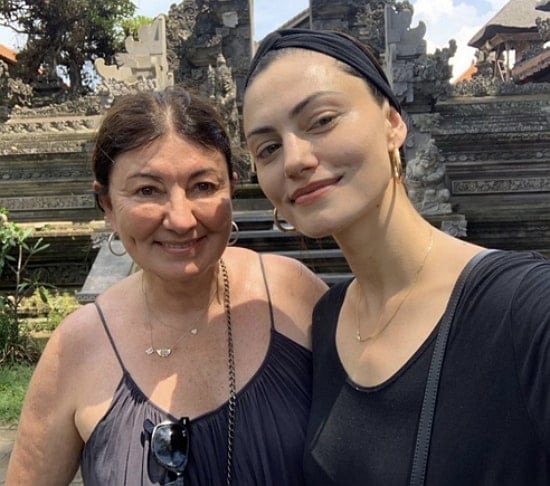 phoebe tonkin mother