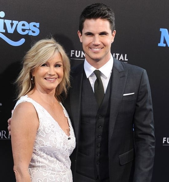robbie amell mother