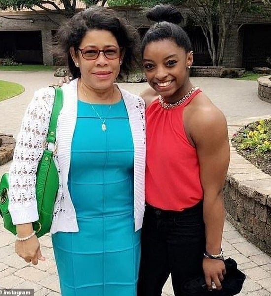 simone biles mother