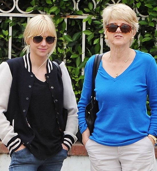 anna faris mother