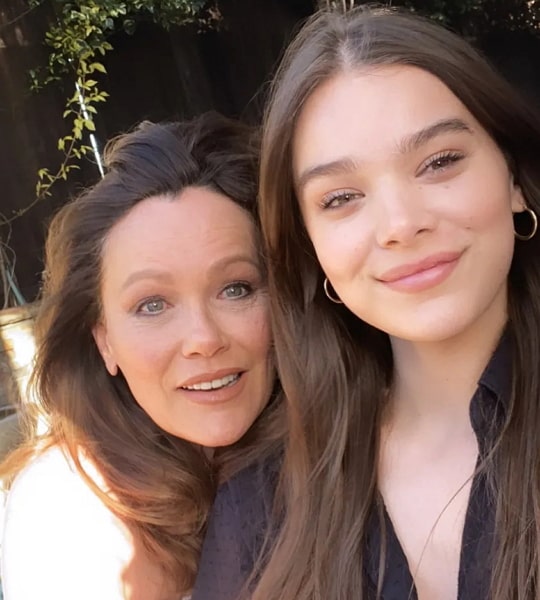 hailee steinfeld mother