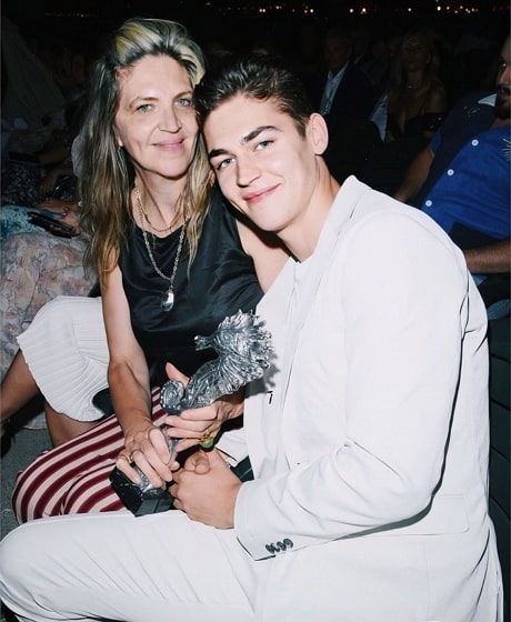 hero fiennes tiffin mother