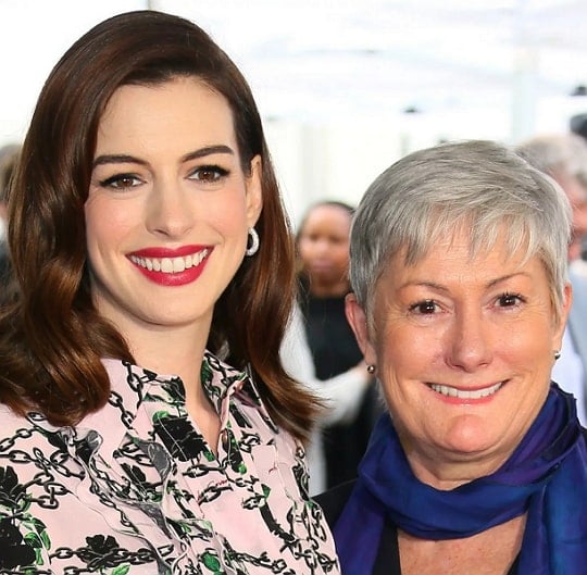 anne hathaway mother