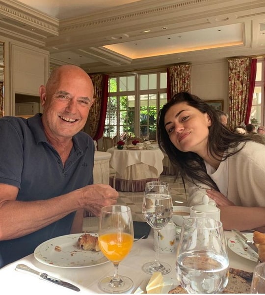 phoebe tonkin father