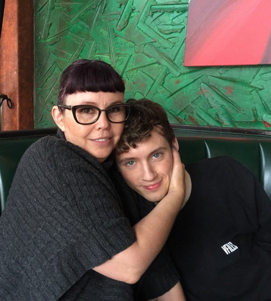 troye sivan mother