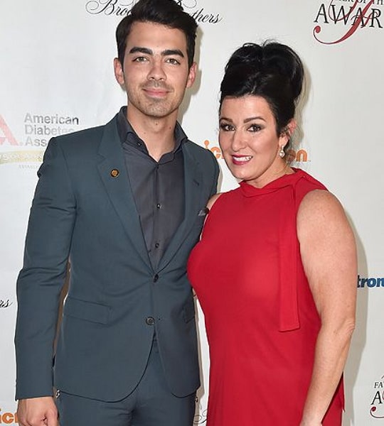 joe jonas mother