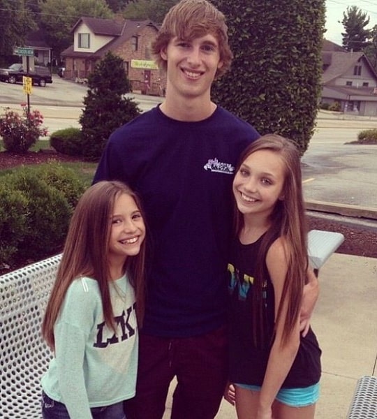 maddie ziegler brother