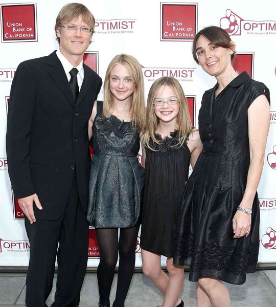 elle fanning family