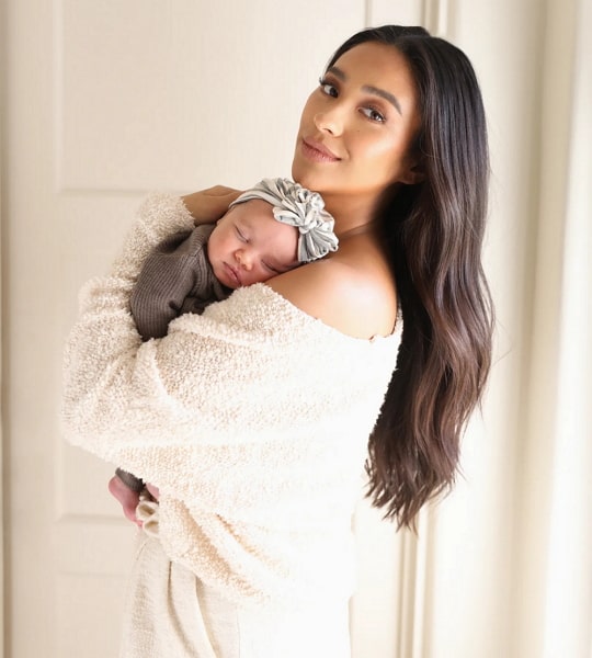 shay mitchell daughter