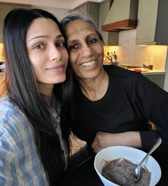 freida pinto mother