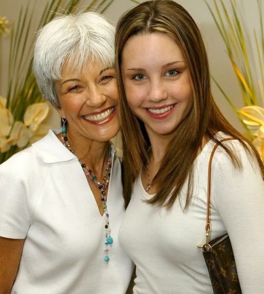 amanda bynes mother