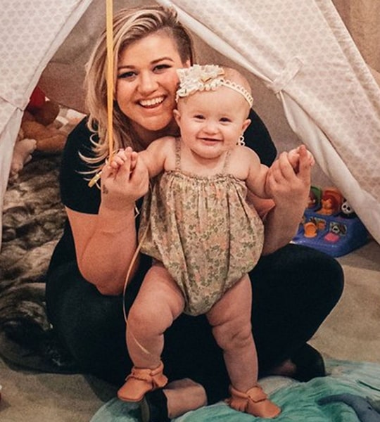 kelly clarkson daughter
