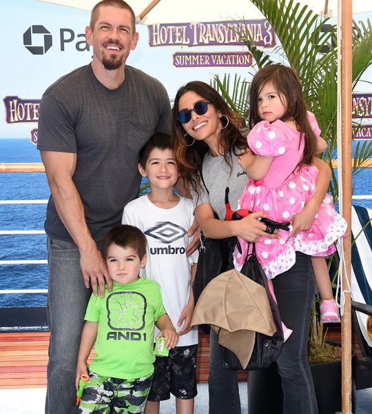 steve howey family