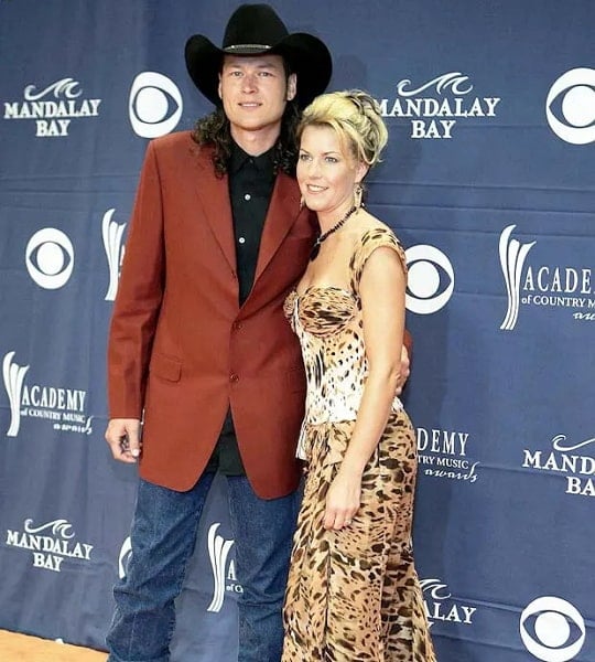 blake shelton wife