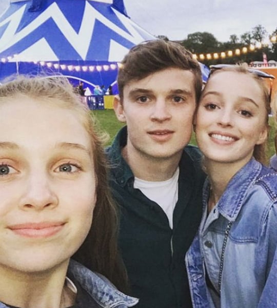 phoebe dynevor siblings