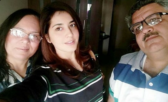 rashi khanna parents