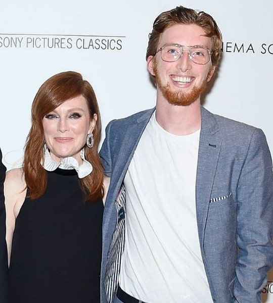 julianne moore son