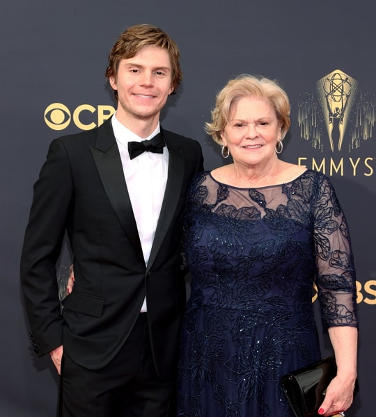 evan peters mother