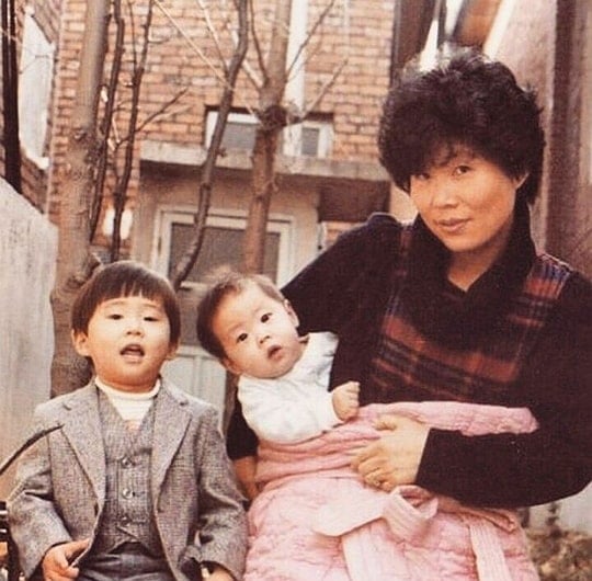 steven yeun mother brother